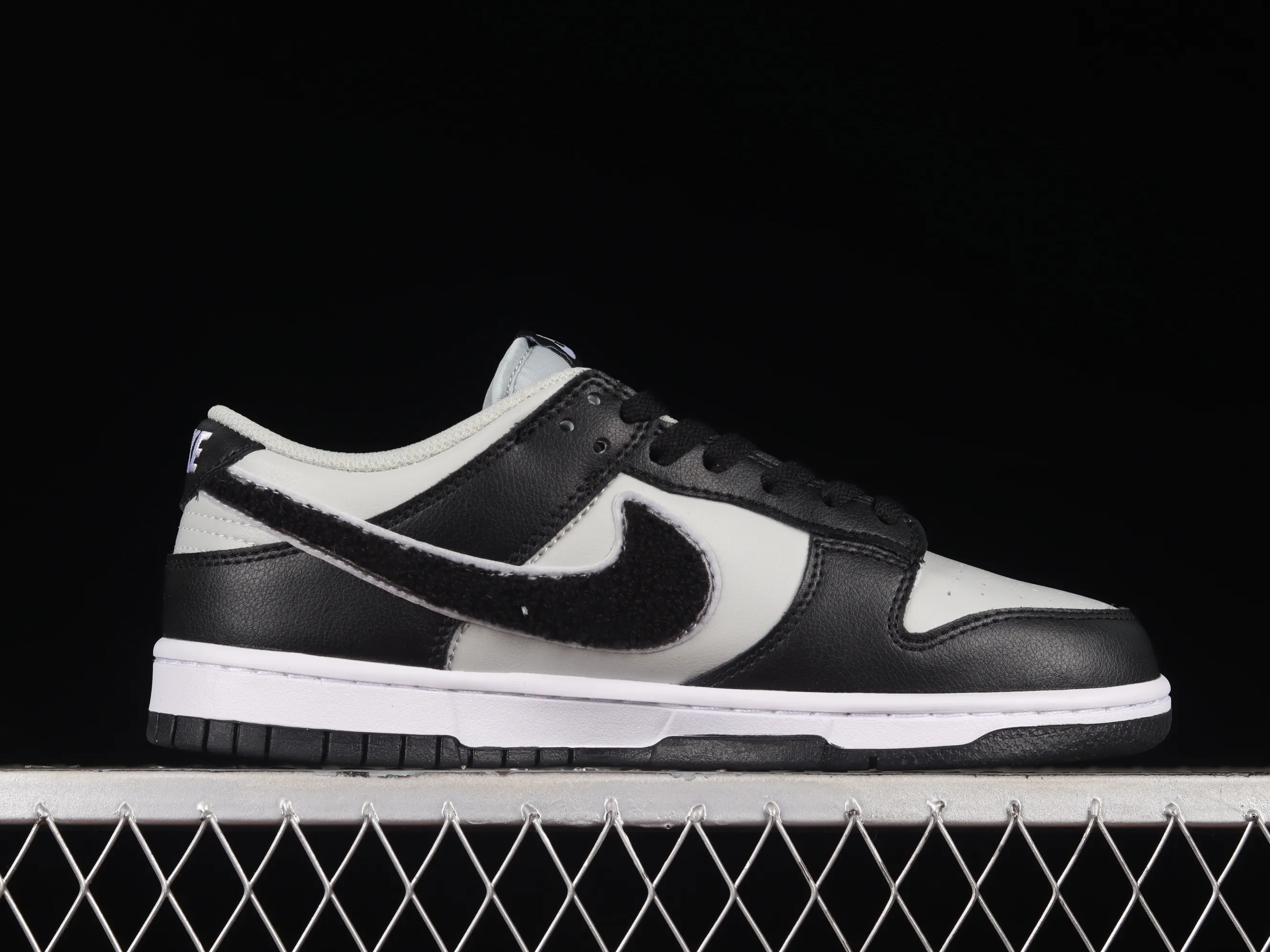 All Categories Nk SB Dunk Series Nk SB Dunk Low Low-top sneakers Cost-effective version Nk Dunk Low "Chenille" plush black hook SB low-top sports and leisure sneakers DQ7683-001